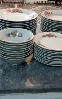 یک سری چینی گل سرخ بایک سری وسایل
