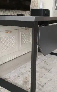 میز تحریر و کامپیوتر