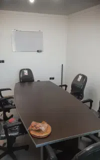 میز کنفرانس و صندلی چرخان نیلپر در حد نو