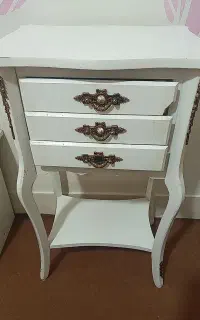 یک عددمیزتلفن به فروش میرسد