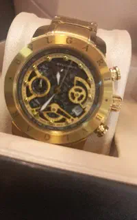 فروشنده خانم برای ساعت فروشی