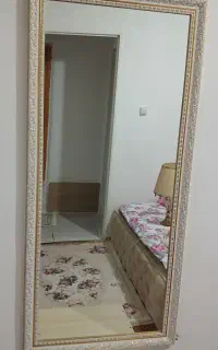 اینه قدی که به دیوار هم وصل میشه