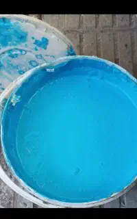 مقداری رنگ اکرلیک پلیمری استخری