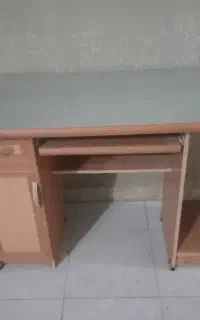 میز تحریر و کامپیوتر