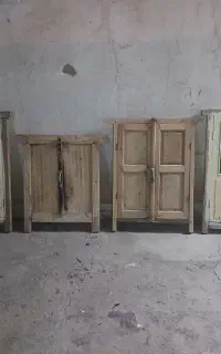 پنجره چوبی قدیمی و درب گنجه قدیمی