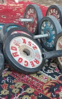 میز بدنسازی همراه با دمبل