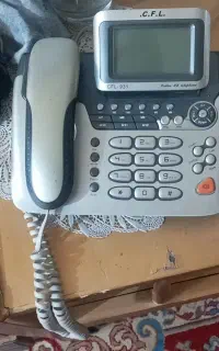 گوشی تلفن ثابت منزل ل روهرکدام۷۰۰هزار تومان است.