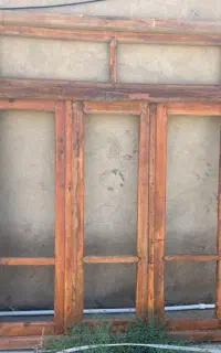 پنجره قدیمی بزرگ