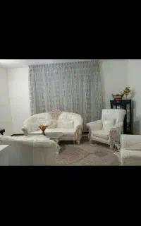 مبل سلطنتی بسیار نو همراه با کاور و میز عسلی