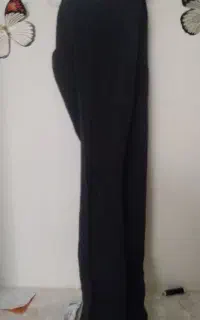 یک عدد تیشرت مردانه ویک عدد شلوار زنانه مشکی