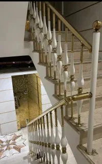 نرده و حفاظ پشت پنجره