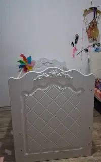 تخت نوزاد و کودک سفید طرح دار(سالم و تمیز)