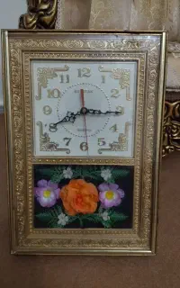 ساعت دیواری طلایی