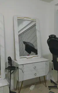 آینه و کنسول آرایشگاه