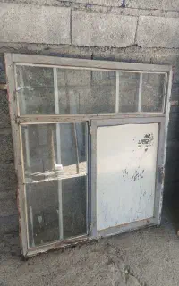 پنجره آهنی سالم.