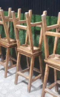 چهارپایه چوبی و مقداری ترمو