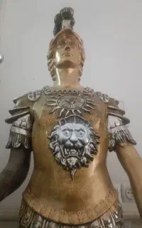 مجسمه دو متری سرباز رومی