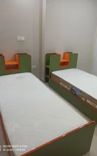 فروش دو عدد تخت یکنفره باتشک طبی و قفسه کتاب