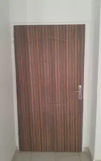 یک عدد درب چوبی راست گرد.چپ باز شو.