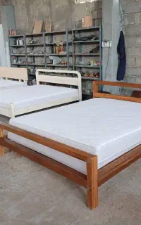 تخت خواب چوبی و میز ناهارخوری