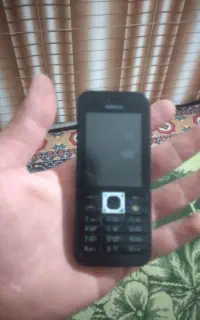 گوشی نوکیا ۲۲۰ دوربین دار حافظه دار و اگزوز بنزی