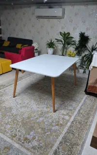 میز نهار خوری تنها ۸ نفره