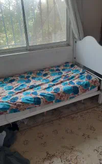 تخت یک نفره همراه کفی تخت چوبی محکم و تشک طبی فنری