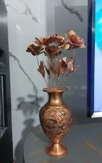 گلدان مسی با گل های مسی
