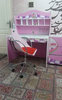 میزتحریر،تخت خواب و میز سه کشو دخترانه در حد نو