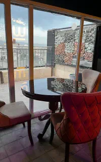 میز چوبی با صندلی مبلی در حد نو
