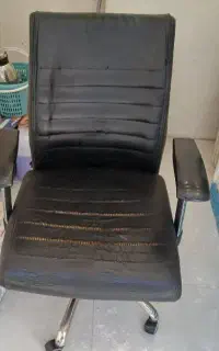 صندلی اداری در حد نو
