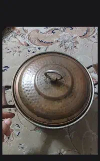 قابلمه مسی و ساعت ایستاده چوبی