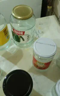 تعدادی شیشه خالی جای مربا ورب وخیار شورودبه ماسست