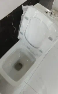 توالت فرنگی یک‌تکه سفید شوتینگ‌دار