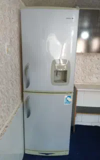 یخچال روشن در حد نو کاملا سالم