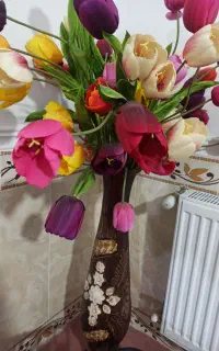 گلدان سفال و گل لاله