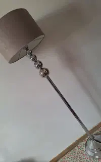 آباژور ایستاده کنار سالنی