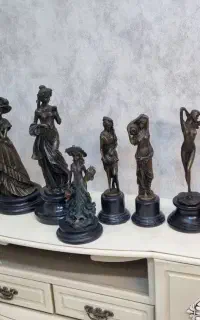 مجسمه برنزی دختر پارچه
