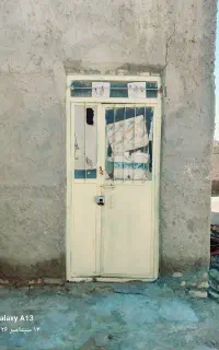 درب خونه و درب حیاط و پنجره صحیح و سالم