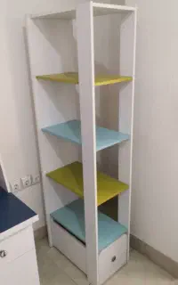 کتابخانه و طبقه ایستاده