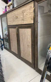 میز کشوئی و ویترینی