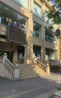 یک نیروی خدماتی نظافتی با جای خواب