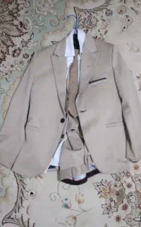 کت و شلوار کرمی سایز ۳۲ نو