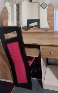 میز تحریر و کامپیوتر