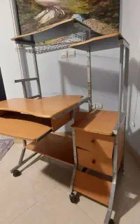 میز تحریر و کامپیوتر