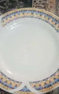 مقداری ظرف پذیرایی