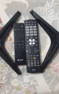 پایه تلویزیون و دو عدد کنترل تازه برای اسنوا
