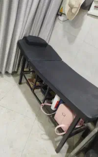 یک تخت مژه یا ماساژ