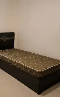 تخت با تشک یک نفره در حد نو