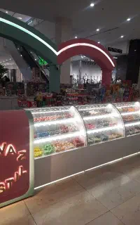 فروشنده خانم برای غرفه پاستیل و تنقلات